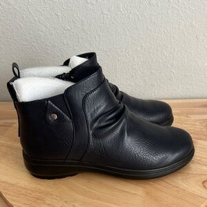 Easy street ariadne bootie 6W new navy